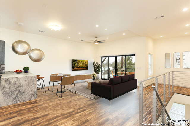 Image 7 of 22 For 902 Montana St #103