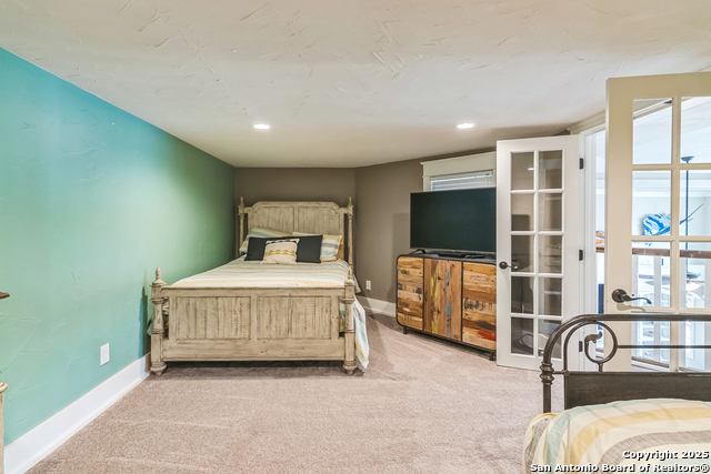 Listing photo id 9 for 15266 Main Royal