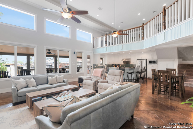 Listing photo id 12 for 15266 Main Royal