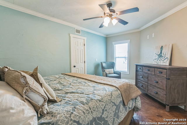 Listing photo id 15 for 15266 Main Royal