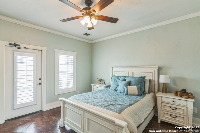 Listing photo id 19 for 15266 Main Royal