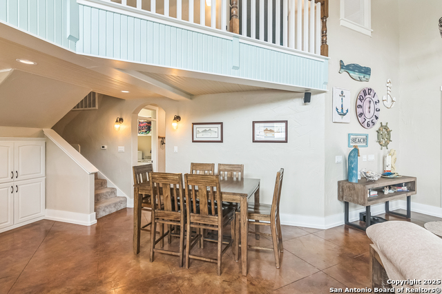 Listing photo id 20 for 15266 Main Royal