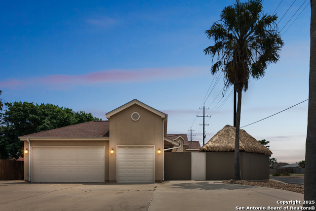 Listing photo id 1 for 15266 Main Royal