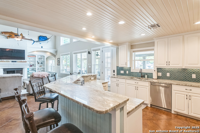 Listing photo id 32 for 15266 Main Royal