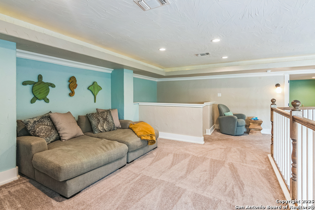 Listing photo id 33 for 15266 Main Royal