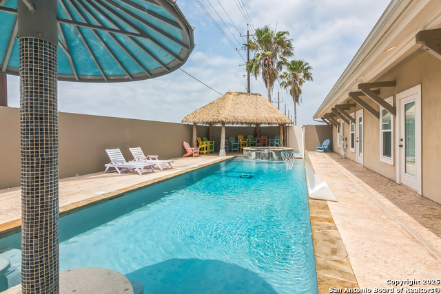 Listing photo id 2 for 15266 Main Royal
