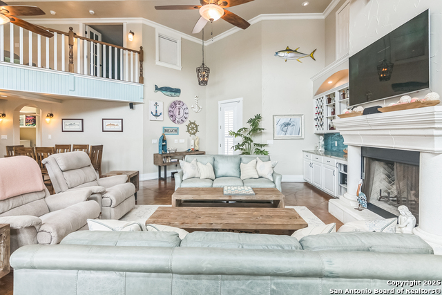 Listing photo id 4 for 15266 Main Royal