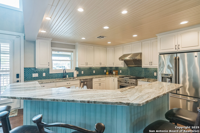 Listing photo id 7 for 15266 Main Royal