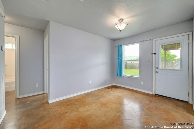 Image 10 of 23 For 1115 Oakridge Dr