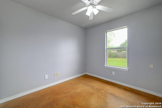 Image 14 of 23 For 1115 Oakridge Dr