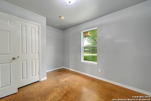 Image 16 of 23 For 1115 Oakridge Dr