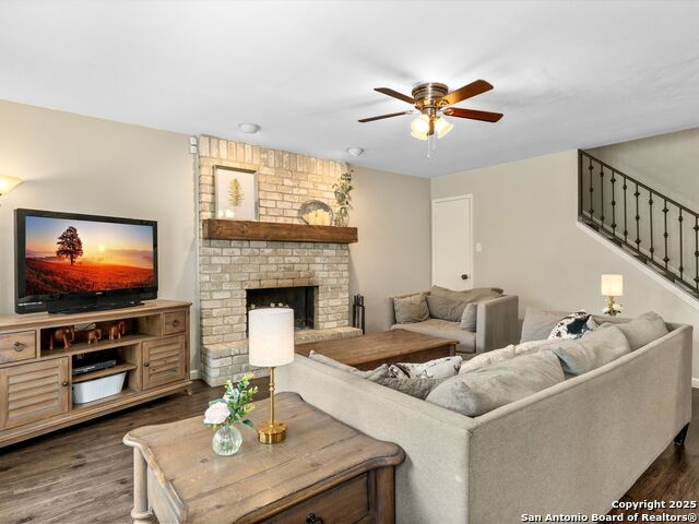 Listing photo id 4 for 8315 Timberwilde