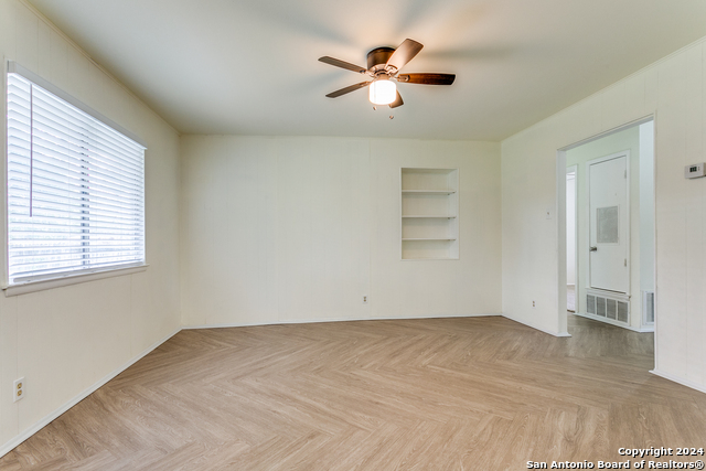 Listing photo id 8 for 7442 Castle Trail Dr