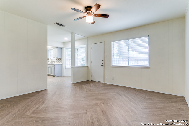 Listing photo id 9 for 7442 Castle Trail Dr
