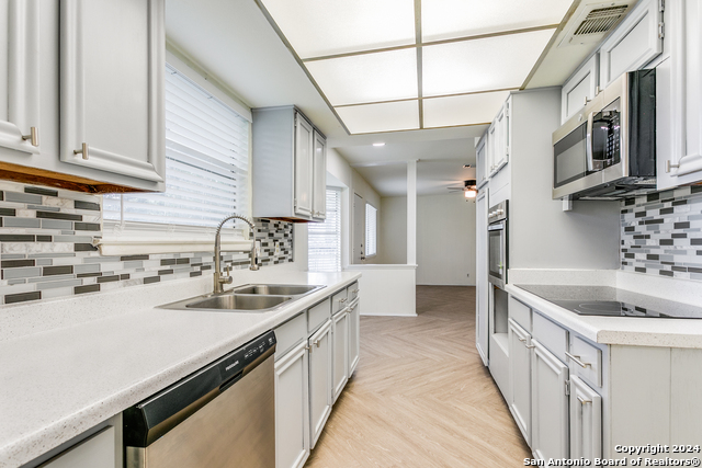 Listing photo id 11 for 7442 Castle Trail Dr