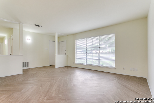 Listing photo id 3 for 7442 Castle Trail Dr