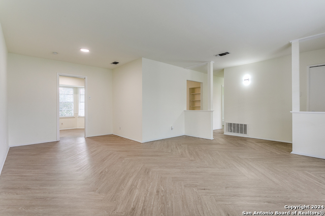 Listing photo id 4 for 7442 Castle Trail Dr