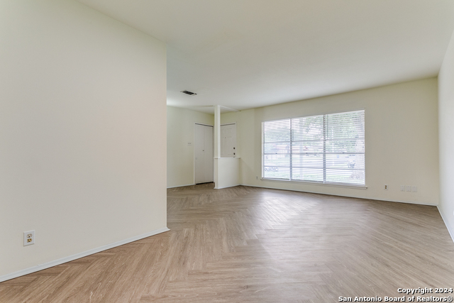 Listing photo id 6 for 7442 Castle Trail Dr