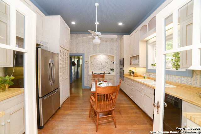 Listing photo id 12 for 1201 10th