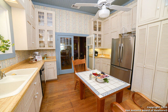Listing photo id 14 for 1201 10th