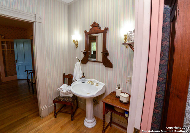 Listing photo id 21 for 1201 10th