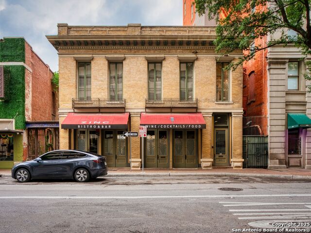 Image 2 of 39 For 211 Presa Street N 2