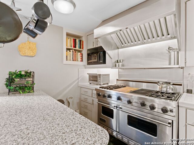 Image 20 of 39 For 211 Presa Street N 2