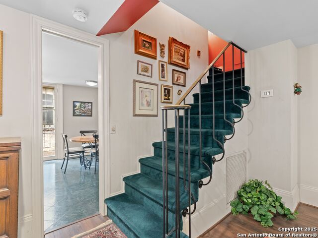 Image 23 of 39 For 211 Presa Street N 2