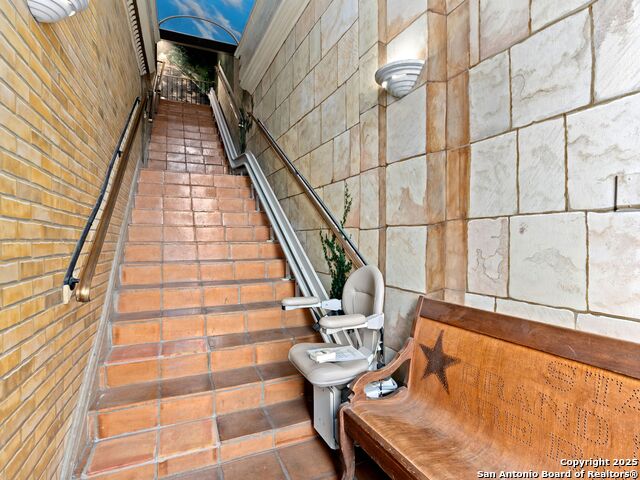 Image 3 of 39 For 211 Presa Street N 2