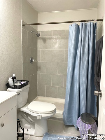 Listing photo id 9 for 4802 Castle Brg
