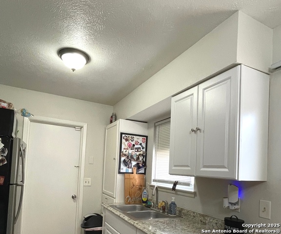 Listing photo id 3 for 4802 Castle Brg