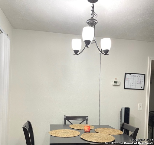 Listing photo id 5 for 4802 Castle Brg