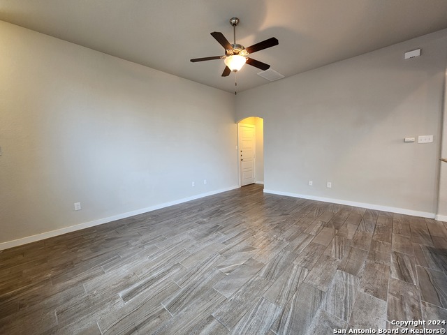 Image 3 of 19 For 565 Creekside Frst