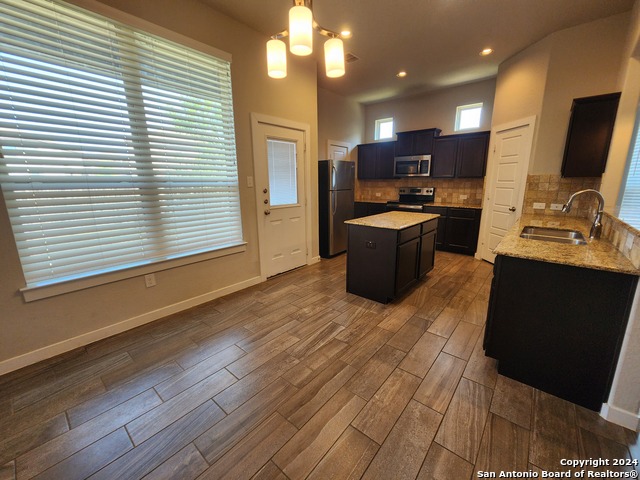 Image 5 of 19 For 565 Creekside Frst