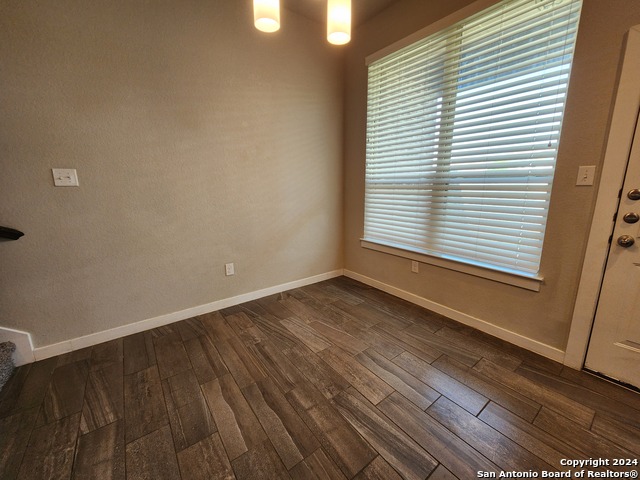 Image 8 of 19 For 565 Creekside Frst