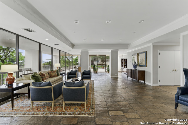 Image 33 of 45 For 4001 New Braunfels Avenue N # 606