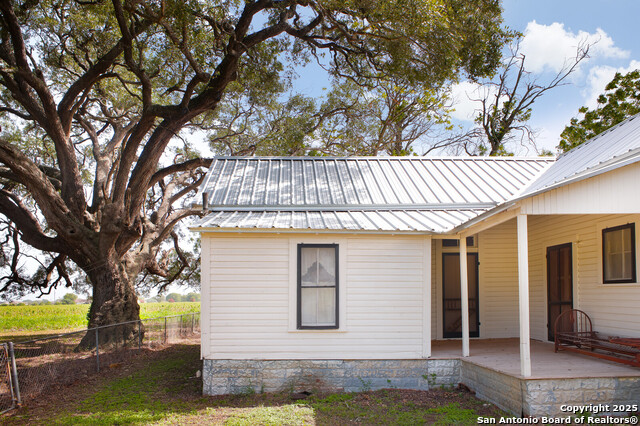 Listing photo id 9 for 4901 Lower Seguin