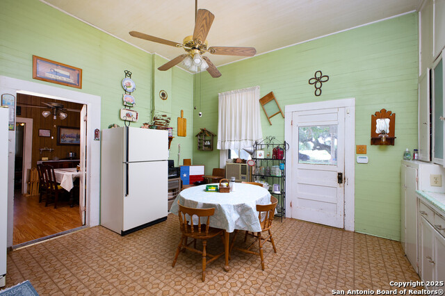 Listing photo id 17 for 4901 Lower Seguin