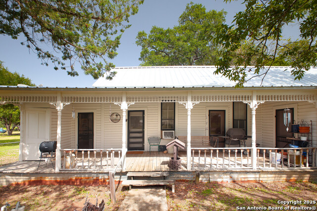 Listing photo id 2 for 4901 Lower Seguin