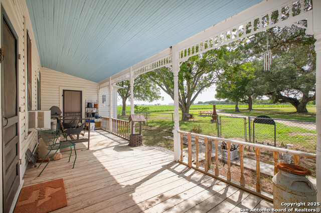 Listing photo id 4 for 4901 Lower Seguin