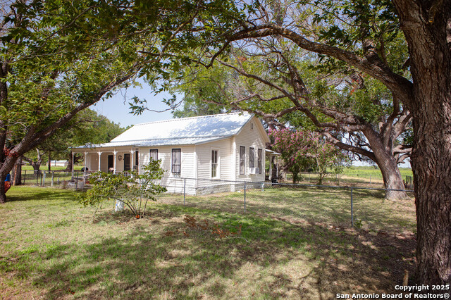 Listing photo id 5 for 4901 Lower Seguin