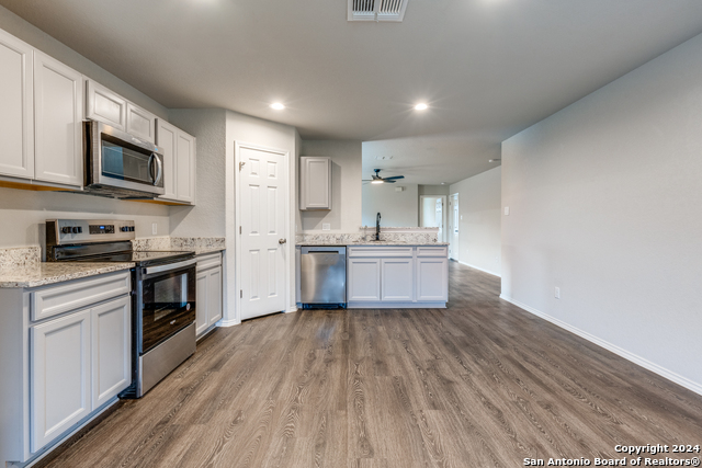 Listing photo id 8 for 7618 Capstone Rdg