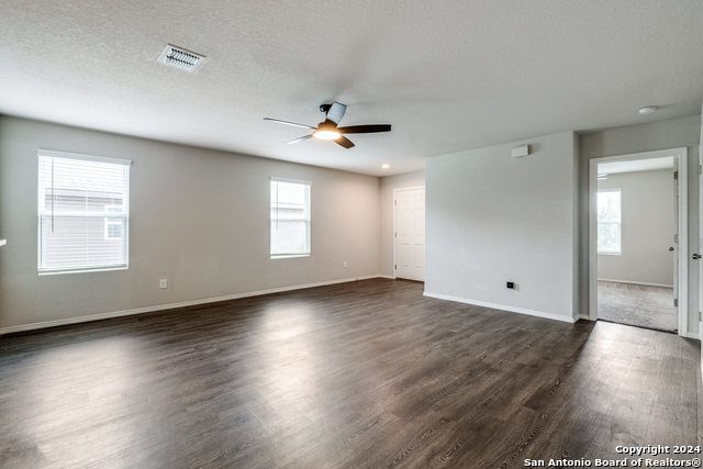 Listing photo id 5 for 7618 Capstone Rdg