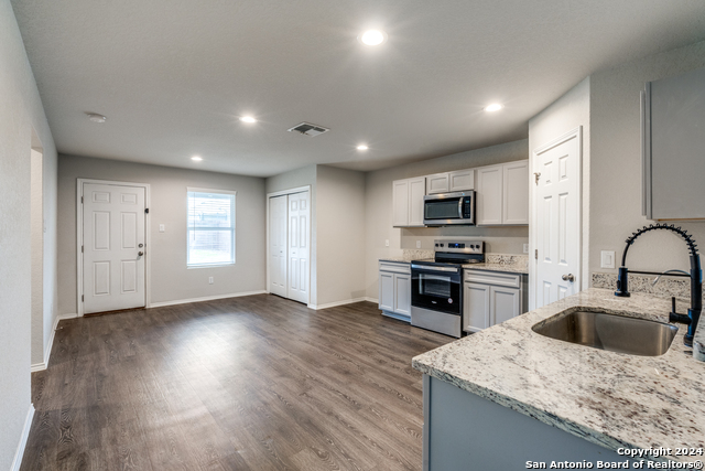 Listing photo id 6 for 7618 Capstone Rdg