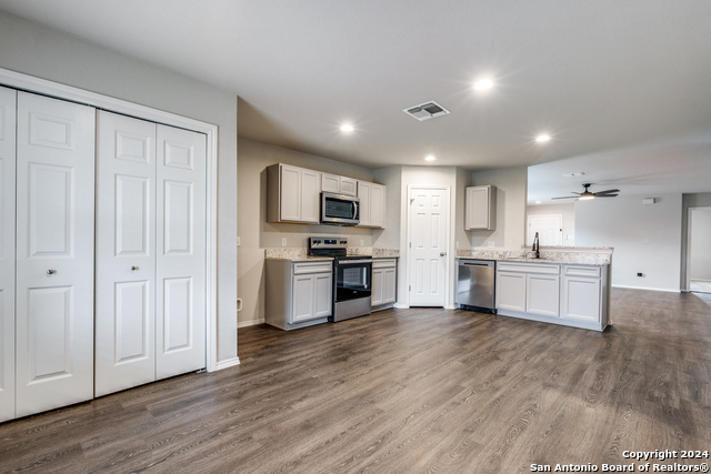 Listing photo id 7 for 7618 Capstone Rdg