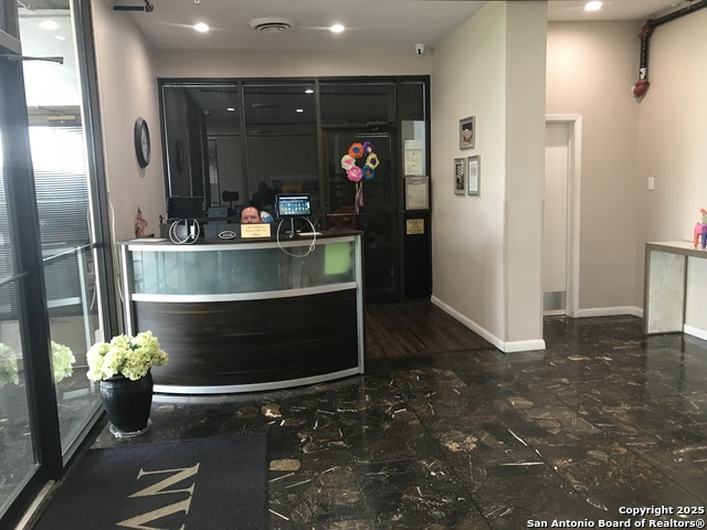 Listing photo id 18 for 7039 San Pedro 810