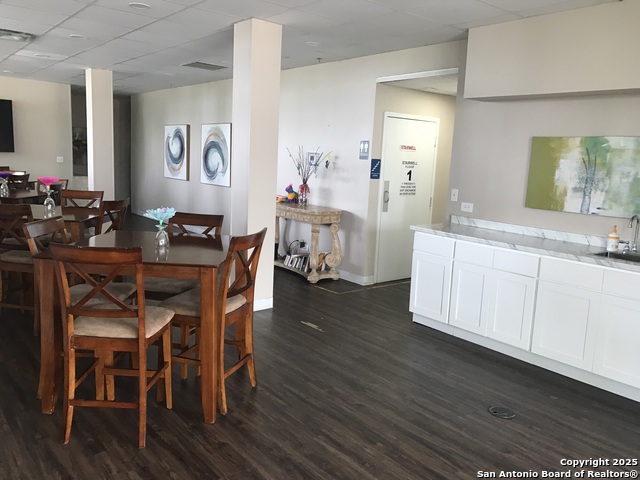Listing photo id 24 for 7039 San Pedro 810