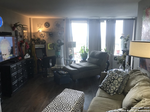 Listing photo id 3 for 7039 San Pedro 810