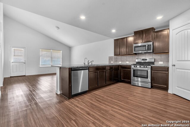 Listing photo id 10 for 2606 Yaupon Ranch