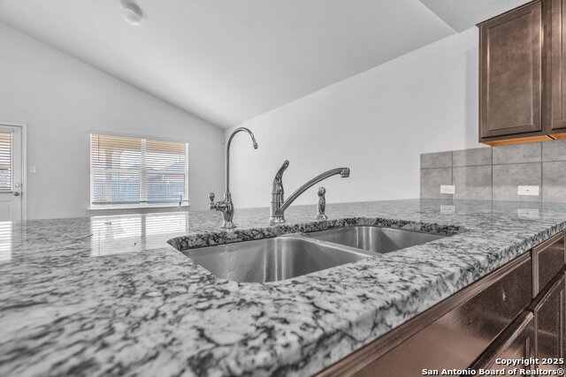 Listing photo id 13 for 2606 Yaupon Ranch